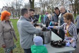 Wielkanoc w Tomaszowie dla samotnych i potrzebujących. 300 osób ugościła rodzina Dębców. ZDJĘCIA, VIDEO