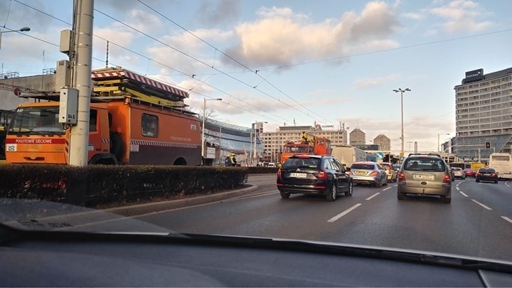 Wykolejenie na placu Grunwaldzkim. Skoda przeskoczyła na torowisko w przeciwną stronę