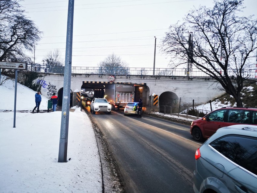 Tir zaklinował się pod wiaduktem na ul. Szczecińskiej w...