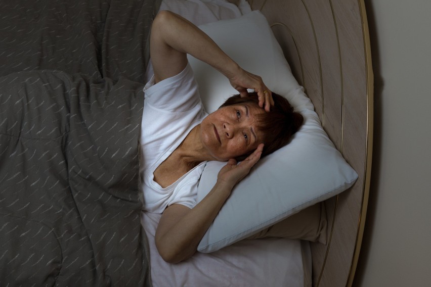 Tak zwana parasomnia fazy snu REM, która powoduje, że we...