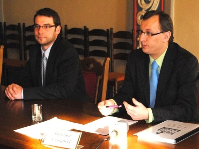 Łukasz Mizera (SLD) i Sławomir Szymański (PiS) podobnie jak w lutym usiądą przy jednym stole