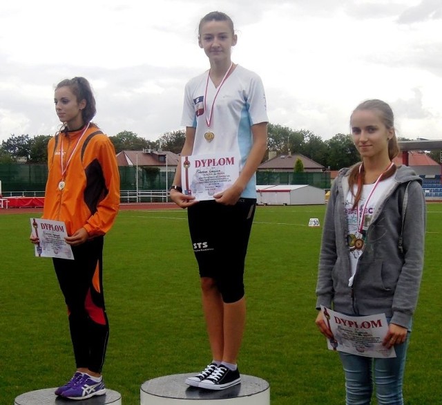Karolina Przytuła podczas wręczania medali na najwyższym podium.