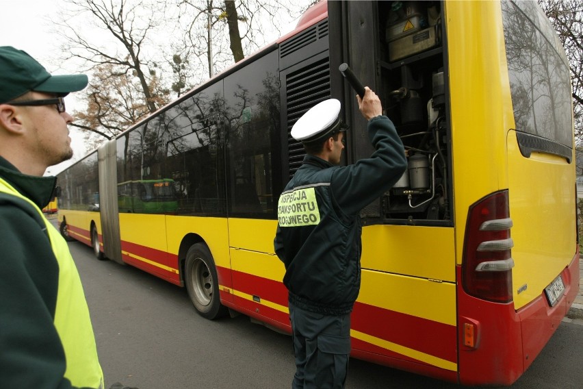 Policjanci podkreślają, że autobusy muszą być sprawne w stu...