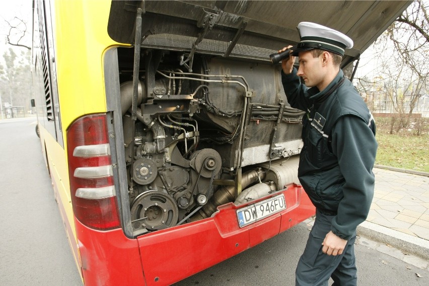 Policjanci podkreślają, że autobusy muszą być sprawne w stu...