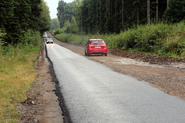 Remont drogi, która łączy Ubyszów z Majdowem, rozpoczęła się w lipcu. Kierowcy muszą się liczyć z utrudnieniami, ale potem będą mieli dwa kilometry również nawierzchni.Dotychczas ten odcinek drogi pozostawiał wiele do życzenia, a jest to droga ważna. Jest to fragment drogi prowadzącej z Bliżyna do Szydłowca, a więc łączy nie tylko te miasta, ale też dwa powiaty, skarżyski i szydłowiecki, jak również województwa świętokrzyskie oraz mazowieckie.Droga zyska nową nawierzchnię, zostaną wyregulowane i utwardzone pobocza, odtworzone rowy, a całość zostanie oznakowana. Koszt prac to 1,15 miliona złotych. Remont jest finansowany przez powiat skarżyski i gminę Bliżyn. Powiat na ten cel przeznaczy niemal 980 tys. zł, a gmina – 180 tys. zł. Prace wykonuje Budromost Starachowice i ma na ich ukończenie czas do końca października 2021 r.