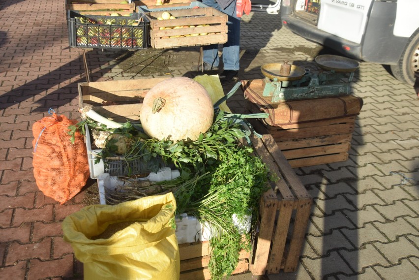Pomidory, kapustę, cebulę, jabłka, jaja. Czym handlowano 7 listopada w Przysusze na targowisku? Zobaczcie ceny i zdjęcia