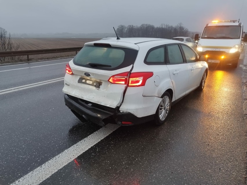 Dwa samochody zderzyły się na wiadukcie nad trasą S8. Utrudnienia w ruchu między Tyńcem Małym i Bielanami Wrocławskimi
