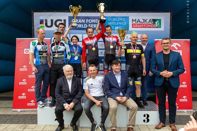 Kamila Wójcikiewicz na podium Majka Gran Fondo z kolegami z Agrochestu Team Kostrzyn