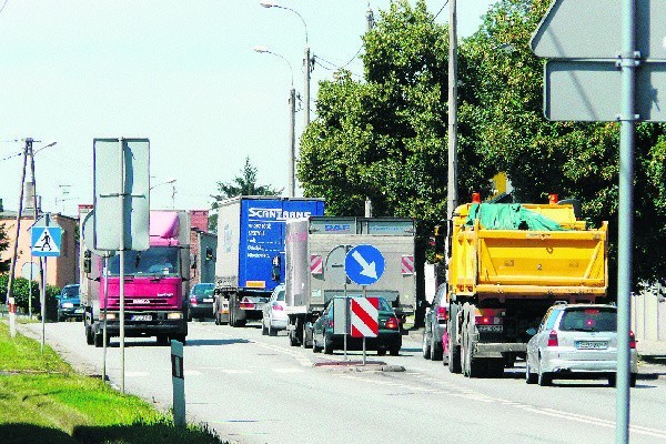 Droga krajowa ciągnie się przez całe miasto, a na niej sznury powolnie przemieszczających się aut.