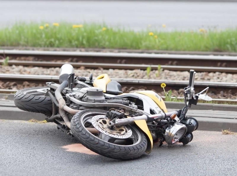 Śmiertelny wypadek motocyklisty na Włókniarzy! Wpadł pod koła jadącego tramwaju! [FILM, zdjęcia]