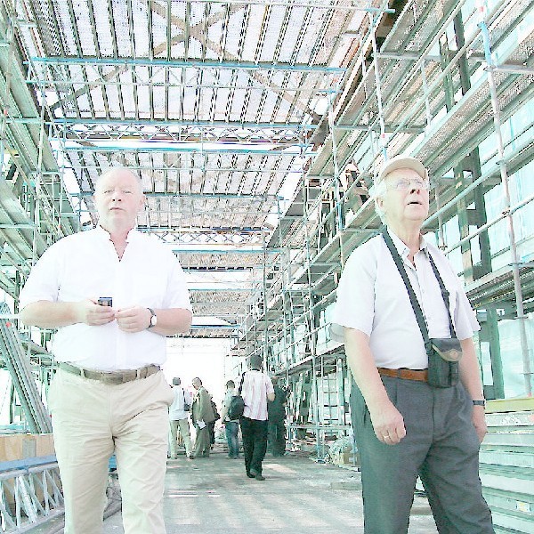 Ryszard Lachowski, inżynier kontraktu i Janusz Palinkiewicz, kierownik budowy, sprawdzają stan robót na remontowanej przeprawie