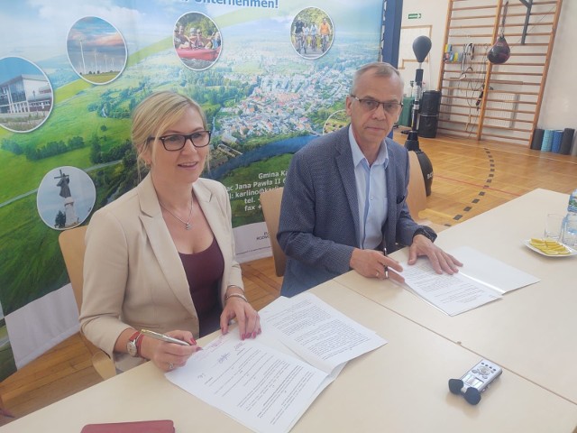 Umowę o dofinansowanie projektu burmistrz Karlina Waldemar Miśko podpał z Anną Bańkowską z zarządu województwa zachodniopomorskiego.