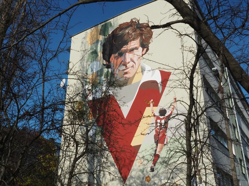 Mural Włodzimierza Smolarka na ścianie bloku przy ul. św. Kazimierza 11. Hołd dla jednego z najlepszych polskich piłkarzy