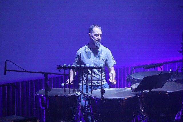 Podczas "Perkusyjnego tornada" Aleksander Lasek grał z towarzyszeniem kwartetu smyczkowego Con Amabile. Koncert prowadziła Natalia Makuch.