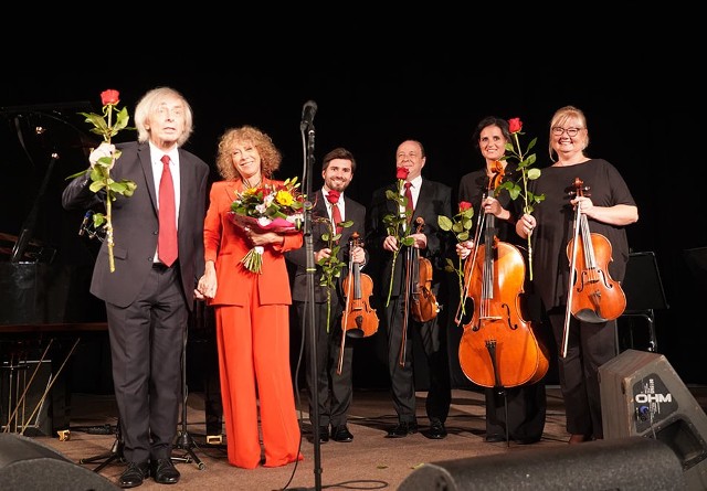 Alicja Majewska, Włodzimierz Korcz (oboje pierwsi z lewej) wraz z Warsaw String Quartet podczas koncertu w Grójcu.