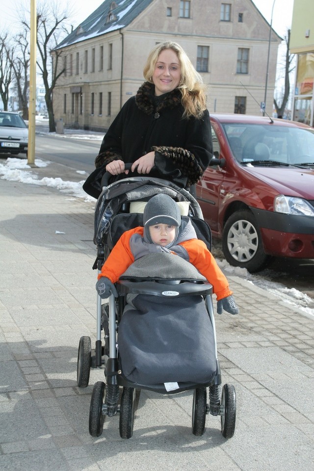 - Każde becikowe to dobry pomysł - mówi Ewa Guz ze Świnoujścia, mama Kacpra. - Nie wszystkich przecież stać na wózek, nowe ubranka czy łóżeczko. Nie wydaje mi się jednak, aby radni zrezygnowali ze swoich diet dla jakiejkolwiek idei. Poza tym od razu pojawią się inni, którzy chcieliby pieniądze z pensji radnych. Stowarzyszenia, kluby, jakieś organizacje.