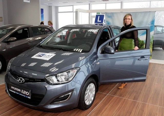- Takimi samochodami będą jeździć kandydaci na kierowców &#8211; prezentuje Katarzyna Witkowska, prezes Hyundai Radom.