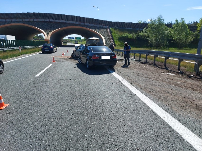 Wypadek na autostradzie A4 w Brzesku. Pas ruchu w kierunku Tarnowa nieprzejezdny po zderzeniu dwóch samochodów osobowych