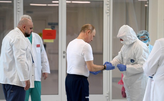 Władimir Putin dba o to, by uniknąć kontaktu z koronawirusem (szpital w Moskwie, marzec 2020)