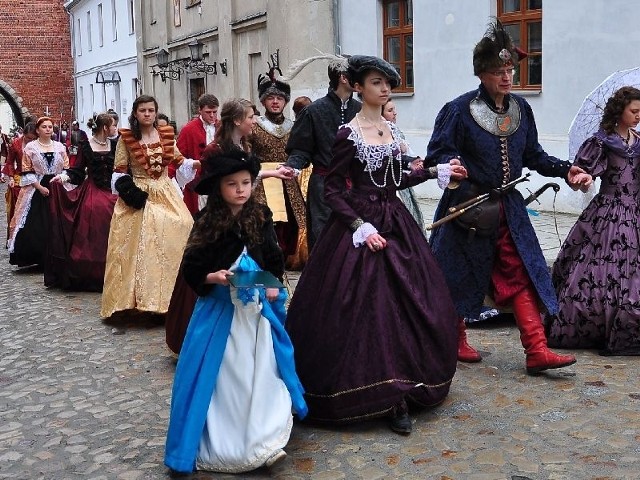 Członkowie chorągwi przeszli spod Bramy Opatowskiej na Rynek.