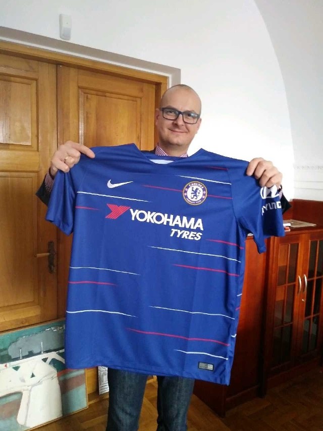 Wśród licytowanych przedmiotów jest koszulka Edena Hazarda ofensywnego pomocnika Chelsea Londyn, obecnie jednego z najlepszych pomocników premier league angielskiej ekstraklasy. Koszulkę przekazał Paweł Niedźwiedź wiceburmistrz Sandomierza
