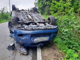 Krasne Potockie. Wypadek z udziałem toyoty yaris. Samochód dachował, kobieta w szpitalu. Zobacz zdjęcia