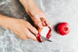 Skórki z jabłek wykorzystaj do porządków. Poznaj przepis na ocet jabłkowy własnej roboty. Nie wyrzucaj obierek z jabłek do kosza