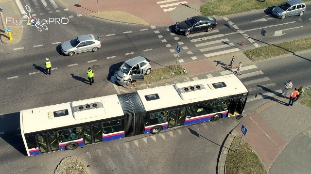 Do wypadku doszło na ulicy Pelplińskiej w Bydgoszczy. Samochód osobowy zderzył się z autobusem. Ze wstępnych ustaleń wynika, że kierująca toyotą yaris nie ustąpiła pierwszeństwa przejazdu autobusowi linii 69. W wyniku zderzenia pojazdów dwie osoby: kierująca toyotą i jeden z pasażerów zostali przewiezieni do szpitala.ZDMiKP wprowadził na około 2 godziny zmiany w kursowaniu autobusów. Linie nr 69, 89, 74, 83 kursowały zmienioną trasą z pominięciem przystanku Pelplińska-Taterników.Pogoda na weekend: