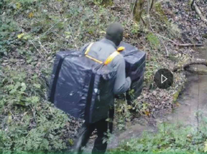 Przemycali papierosy strumykiem koło Kwaszeniny. To miał być sposób na zacieranie śladów, jak w westernie [ZDJĘCIA]