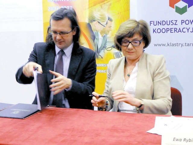Michał Korolko (urząd marszałkowski) i Ewa Rybińska (TARR) podpisują umowę o wspieraniu przedsiębiorców.