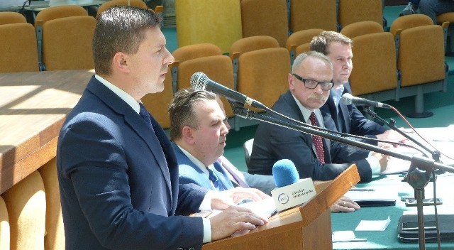 Miasto to nie pański folwark - mówił do prezydenta Skarżyska radny Marcin Piętak (na mównicy).