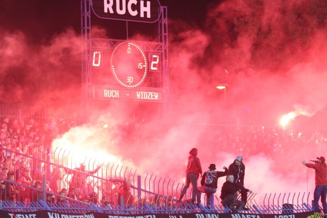 W niedzielę piłkarze Widzewa w meczu 12. kolejki ekstraklasy podejmą Ruch Chorzów. Pewne jest, że gdyby nie mała liczba miejsca na obiekcie przy al. Piłsudskiego, to padłby pewnie frekwencyjny rekord ekstraklasy w tym sezonie. Zobaczcie dawne zdjęcia...