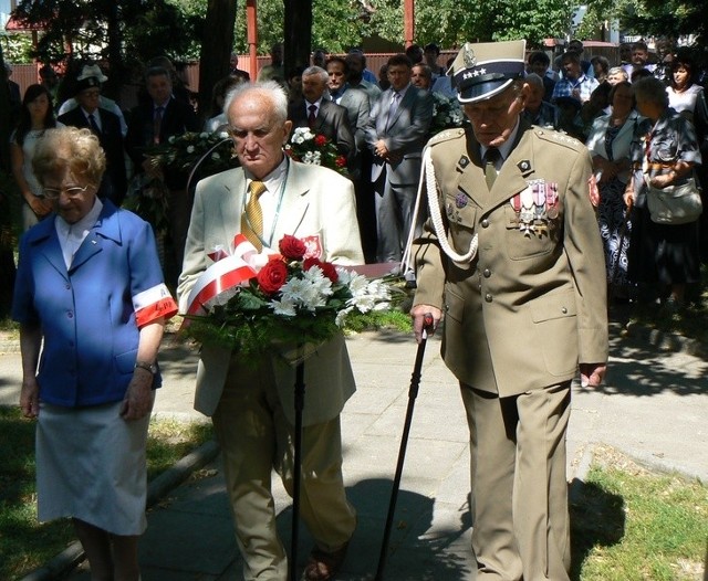 Wiązankę składa delegacja żołnierzy 4 Pułku Piechoty Legionów Armii Krajowej