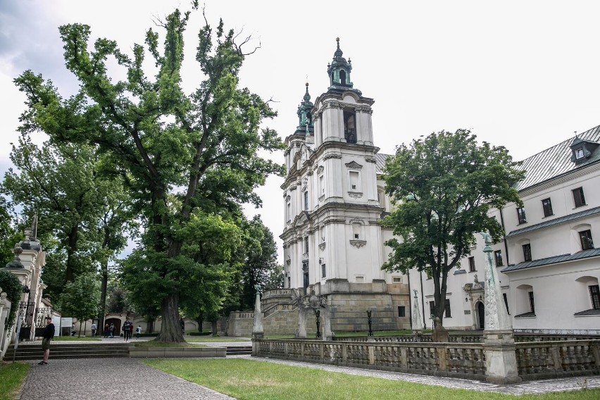 Kraków. Procesja na Skałkę po mocno zmienionej trasie. Wszystko przez remont ulicy Krakowskiej [MAPA TRASY]