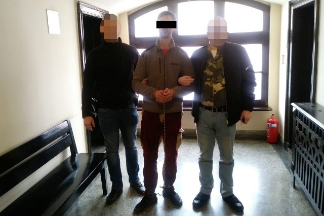 Ten młody mężczyzna też został złapany przez policję po tym, jak okradł sklep