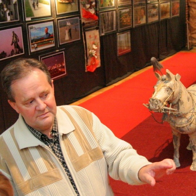 Rajmund Żelewski oprowadza turystów po wystawie.