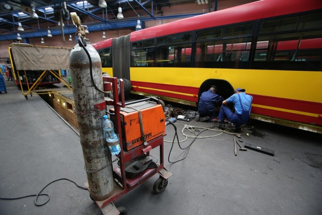 Całą drogę kierowcy i autobusu – od dyspozytorni do stacji diagnostycznej – przedstawiło wrocławskie MPK, by pokazać, jak dobrze dba o tabor. Nie ma wątpliwości, że starań, aby sprawnie i bezpiecznie wozić wrocławian, dokłada cała armia szeregowych pracowników przewoźnika. Nie ma też odpowiedzi, dlaczego tyle autobusów miało usterki podczas lipcowej kontroli