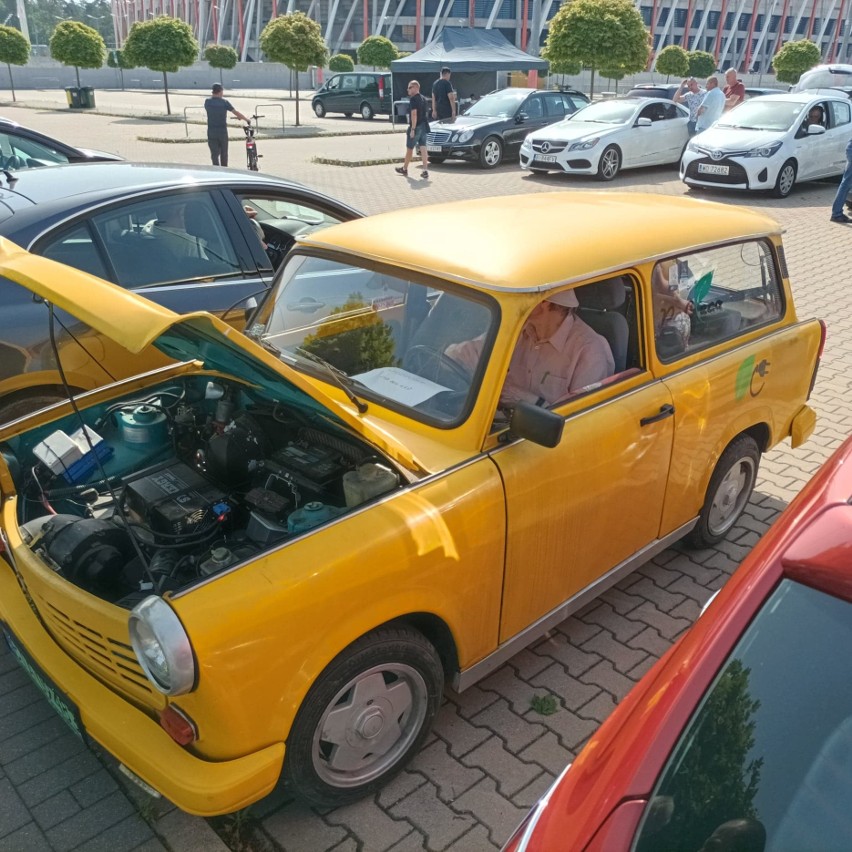 Białystok - giełda samochodowa. W niedzielę na parkingu stadionu duży wybór aut używanych, a wśród nich niezwykły elektryk [21.06.2022]