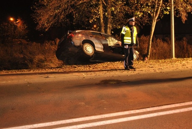 Wypadek w Jastrzębiu Zdroju: Zjechał z jezdni i uderzył w drzewo. 20-latek zmarł na miejscu