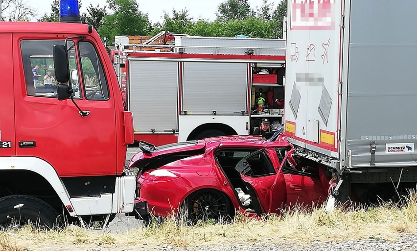 Czerwone porsche wbiło się w tył naczepy ciężarówki