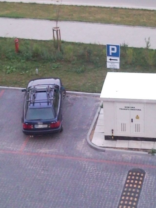 Audi zajęło dwa miejsca parkingowe