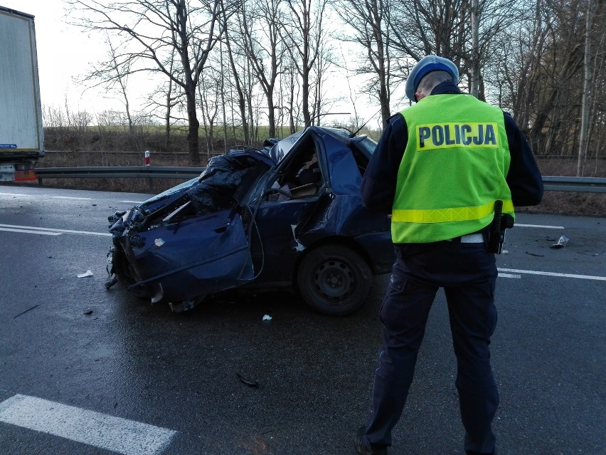 Śmiertelny wypadek na krajowej szóstce (zdjęcia)