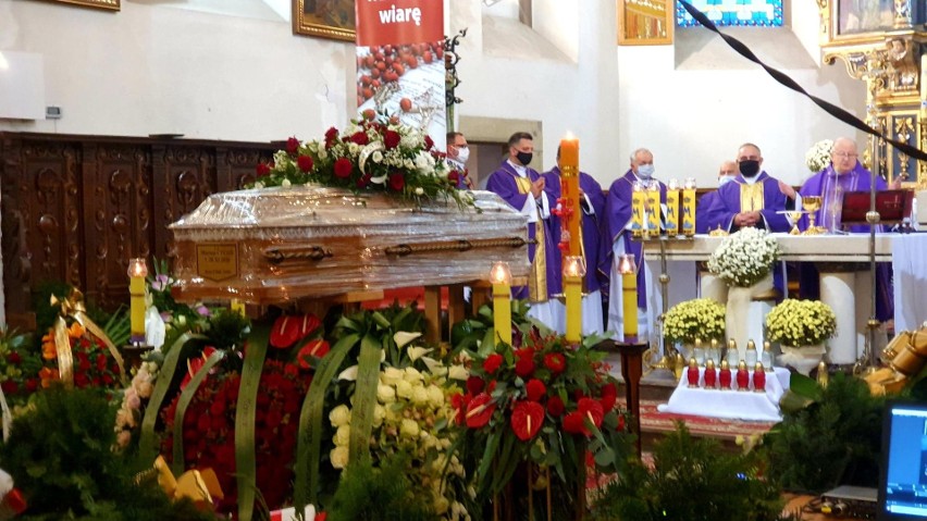 Barcice. Tłumy pożegnały zmarłego Mariana Cyconi: posła, burmistrza Starego Sącza i prezydenta Nowego Sącza [ZDJĘCIA]