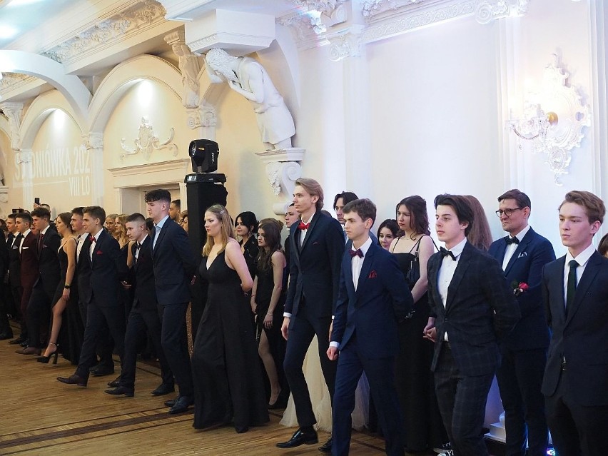Studniówka VIII Liceum Ogólnokształcącego w Łodzi - tak bawili się maturzyści w Białym Pałacu