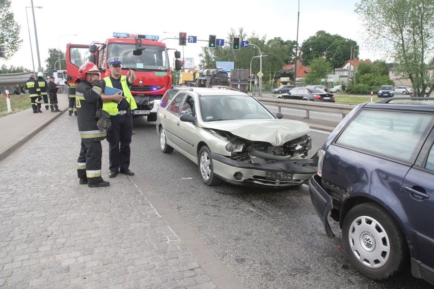 Wypadek pod Wrocławiem. Zderzyły się trzy samochody, 3 osoby są ranne (ZDJĘCIA)