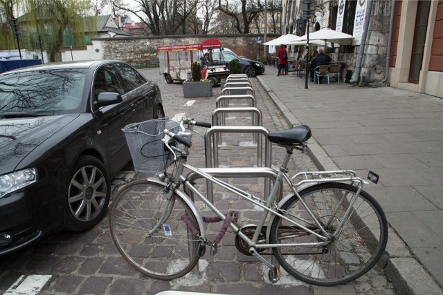 W Krakowie ustawianych jest coraz więcej stojaków rowerowych