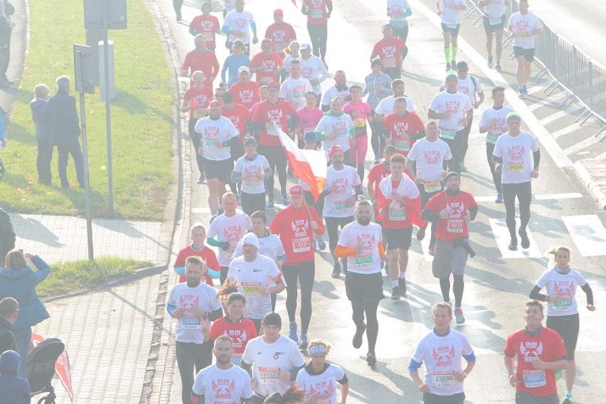 Około 25 tysięcy biegaczy zmaga się z 10-kilometrową trasą...