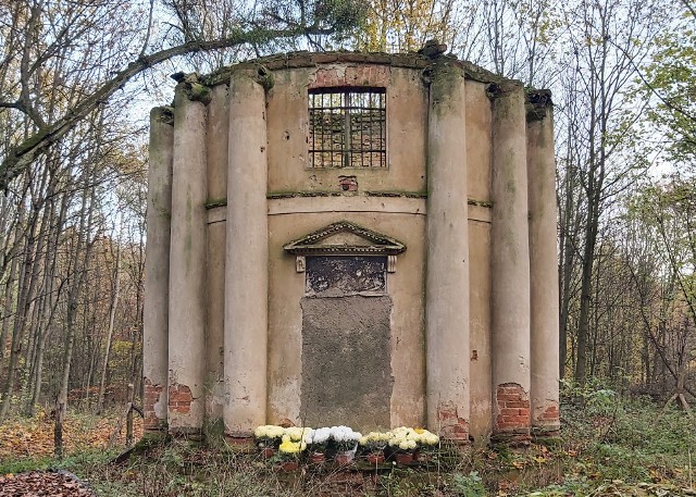 Z kapicy Wolffów na cmentarzu w Gronowie, która została obrabowana w pierwszą noc XX wieku,  zostały dziś tylko ruiny
