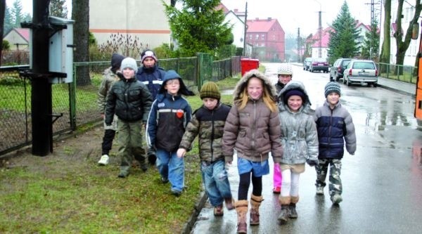 To najmłodsi uczniowie. Dojeżdżają do szkoły w Starych Juchach m.in. ze Skomacka, Królowej Woli, Grabnika. Kierowca nie ma prawa podwieźć ich pod szkołę, więc maszerują ruchliwą ulicą.