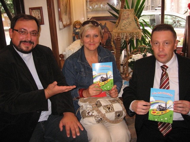 Jako autorzy również włączyliśmy się do obchodów jubileuszowych Fary &#8211; mówili (od lewej) ksiądz Arkadiusz Bieniek, Elżbieta Raczkowska i Stanisław Borecki.